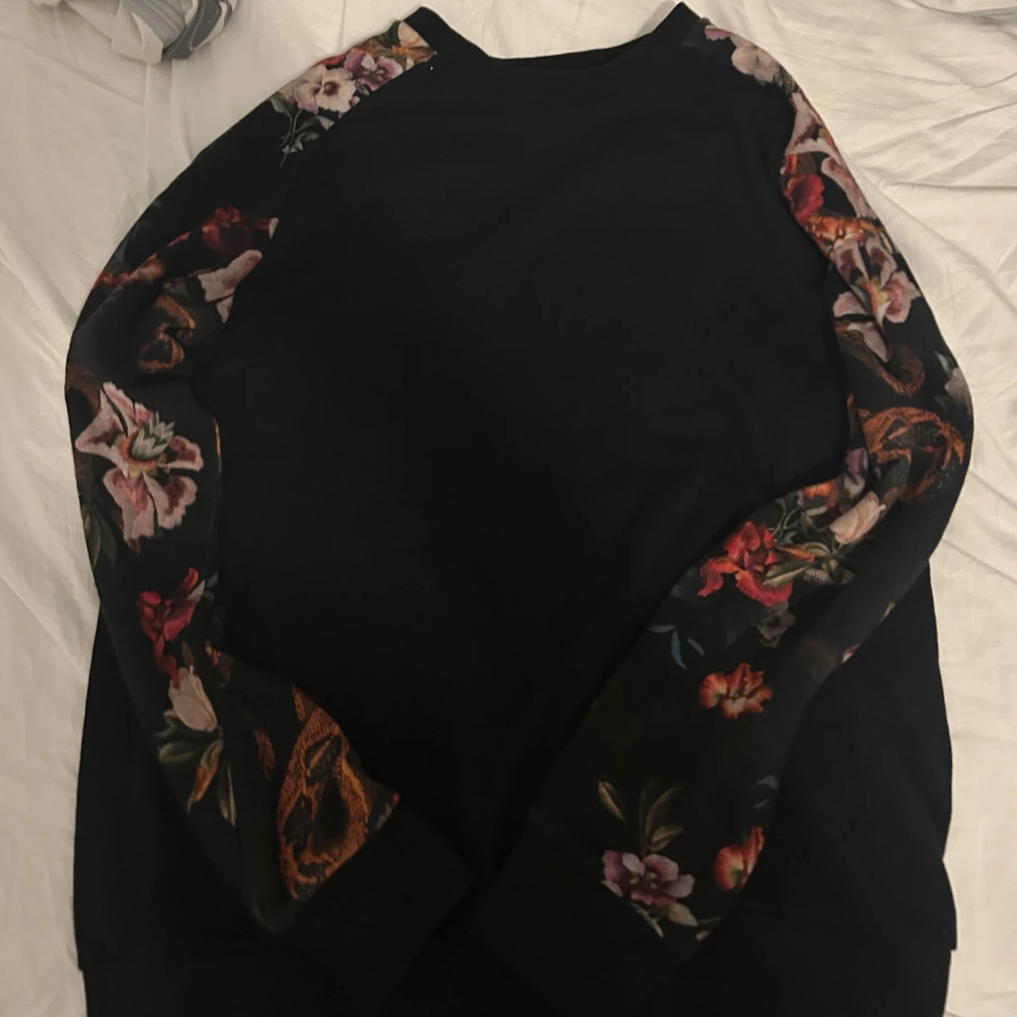 Svart sweatshirt med blommiga ärmar