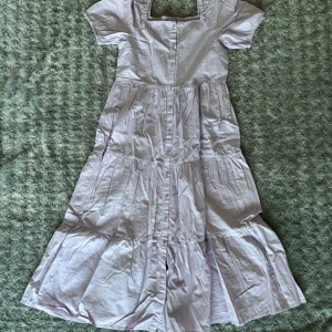 Ljuslila långklänning från Lindex - Superfin ljuslila långklänning från Lindex i storlek 152.  Perfekt för sommaren!💜