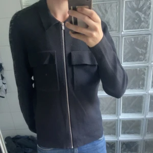 Svart kofta med dragkedja - Snygg svart kofta med 2 bröst fickor från Jack Jones nypris (1000) Storlek M