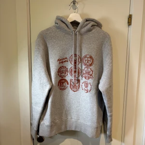 Maison Kitsuné Hoodie - Säljer en sjukt snygg hoodie från Maison Kitsuné i storlek M. Den är HELT NY och därmed i toppskick. Vid frågor och funderingar är det bara höra av sig:)