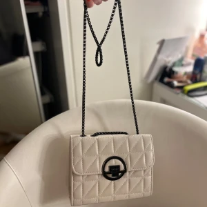 Gullig liten axelremväska  - Helt ny💞