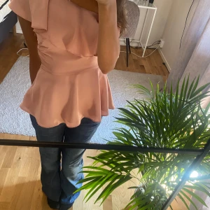 Rosa topp h&m - En gammal unik rosa topp från h&m som inte säljs längre, strlk 34. 