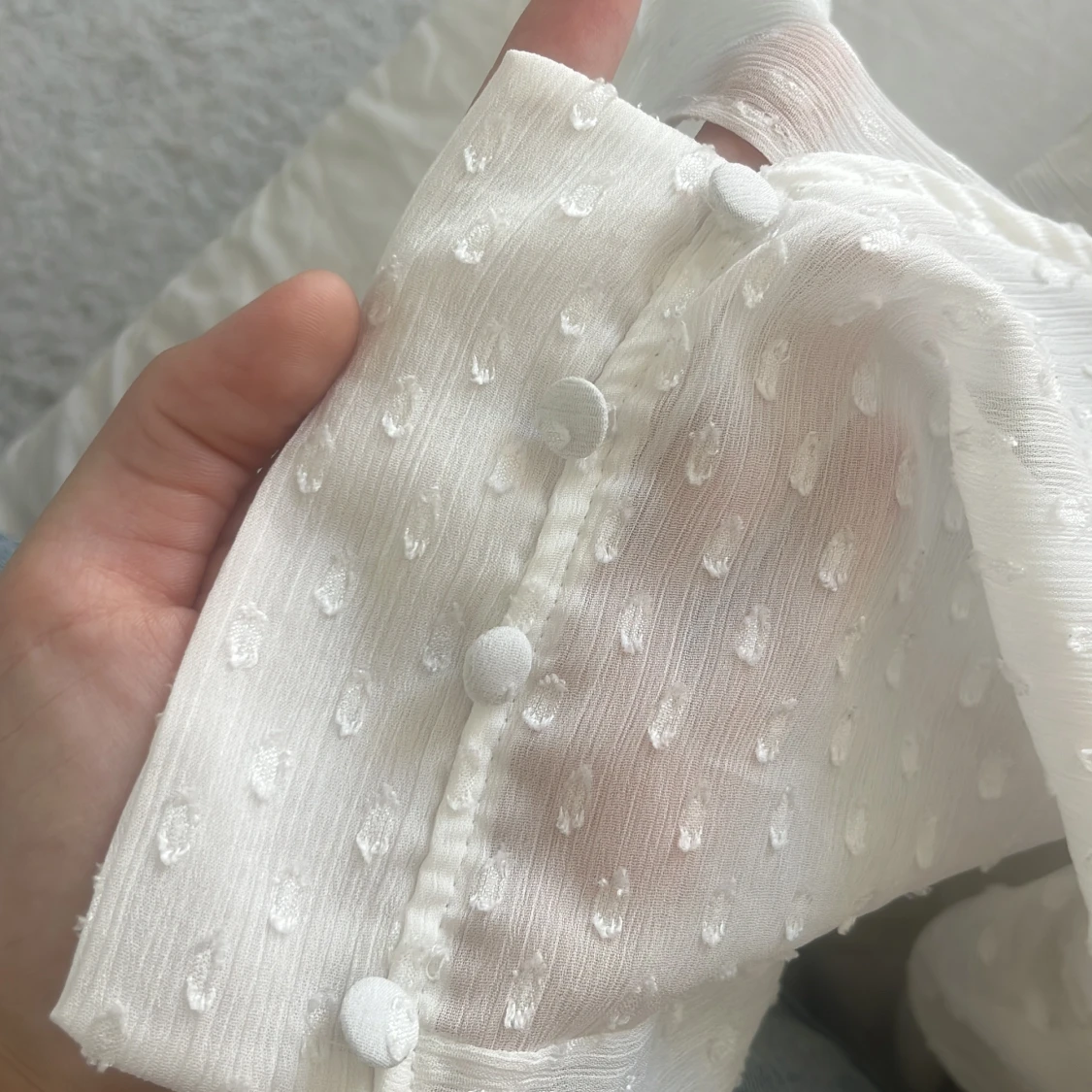 Vit genomskinlig topp med volanger från Zara - 4