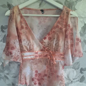Vintage omlottopp  - Superfin omlottopp i ljusrosa och persikoton med blommigt mönster. Toppens material är tunt och lätt. VINTAGE BLUS FRÅN VEROMODA I STRL 34 💕 PRIS kan diskuteras! ☺️