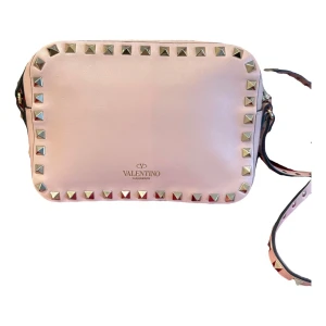 Valentino väska med nitar - Säljer en ljusrosa axelväska från Valentino Garavani, säljer då den inte kommer till användning. Nyskick och köpt från verstaire collective. äkthetsbevis finns, skriv vid frågor!💗