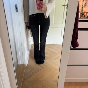 Svarta bootcut jeans - Svarta Zara jeans som är raka/bootcut, inga defekter. Är 170cm lång för referens. 💕💕
