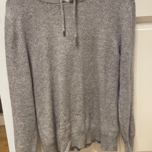 Say less Kashmir hoodie - Säljer en Kashmir hoodie som blivit för liten. Den är köpt för ca mindre än ett år sedan men har fått ett litet hål på högra armbågen (se på bilden). Ny pris ca 1000 kr