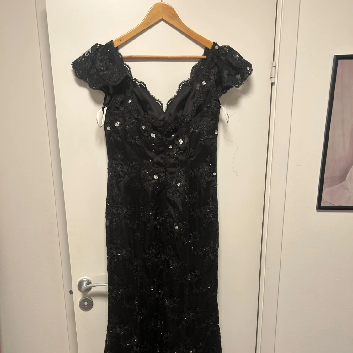 Svart långklänning med spets och paljetter - 2