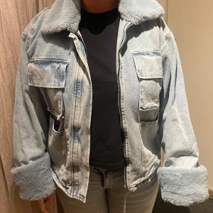 Höstjacka - Höst deminjacka med blå pälsdetaljer. Köpt ifrån annan säljare på plick, inga defekter. Märker är boohoo. Skriv ifall frågor❤️