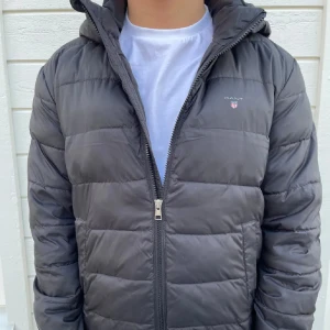 Gant jacka  - Tja! Säljer en svart dunjacka från GANT med huva och dragkedja. Perfekt till skidsesäsongen som precis har börjat. Skick 9/10. Nypris ligger runt 2500kr men nu säljer för ändast 549kr. Hör gärna av er vid minsta lilla fundering! 