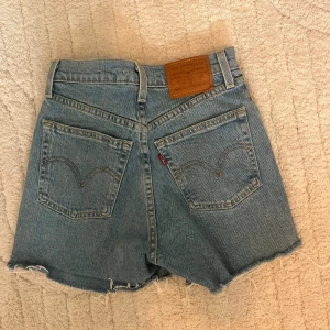 Levi's blå jeansshorts - Snygga blå jeansshorts från Levi's, vintage look och knappt använda!