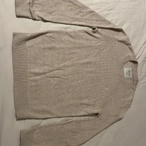 Beige stickad tröja från Hollister XS - Beige stickad tröja från Hollister i storlek XS. Tröjan har rund halsringning, ribbade muddar och nederkant samt en diskret broderad logga på bröstet. Perfekt för lager-på-lager och chill vibes. Tveka inte att fråga om ni undrar något eller vill ha fler bilder, Mvh Olle