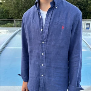 Blå 100% linneskjorta Polo Ralph Lauren - Blå 100% linneskjorta Ralph Lauren 👔  Storlek M ✅  Bra skick ✅  Nypris ca 2200kr💵 Pris går diskuteras 🤝 Hör av er vid frågor eller fler bilder:)