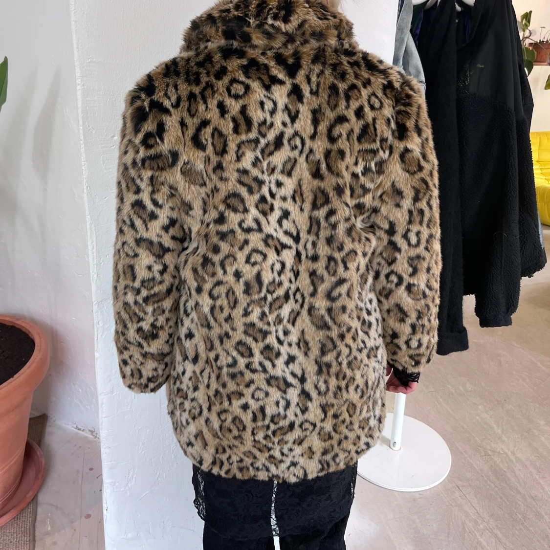 Leopardmönstrad pälsjacka i beige - 3