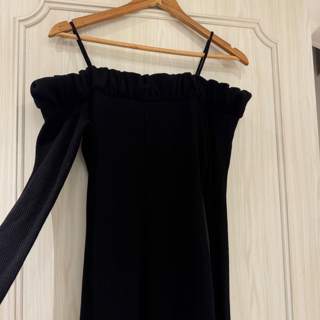 Svart offshoulder långklänning H&M - 3