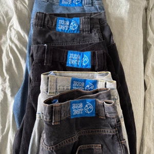 Big Boy jeans och manchesterbyxor - Flera par Big Boy byxor i olika färger och material. Här finns både klassiska blå och svarta jeans samt svarta och ljusa manchesterbyxor. Alla har den ikoniska blå Big Boy-lappen bak. Perfekta för dig som gillar loose fit och streetwear-vibe. Hojta om nån färg är intressant, 500kr för de som är i gott skick och 350 för de två som är mer slitna