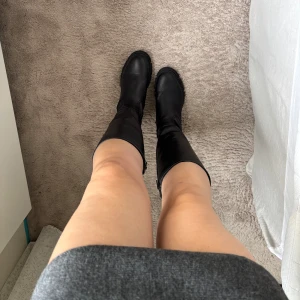 Stövlar  - Svarta höga boots/stövlar från Tamaris i storlek 42. Superfint skick och väldigt sköna att gå i. Lätt fodrade på insidan. Dragkedja på insidan för att enkelt ta på och av.