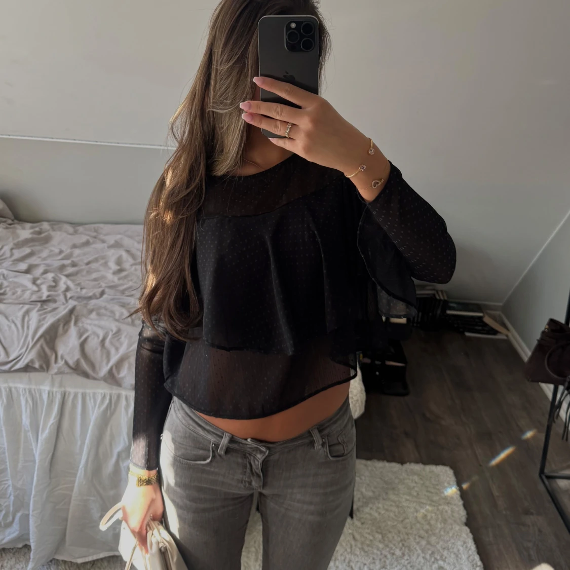 Svart transparent blus med volang