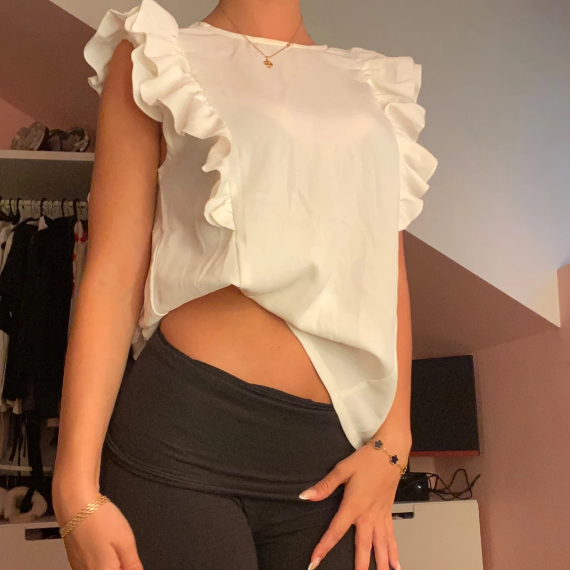 Vit blus med volang och knyt i ryggen - 1