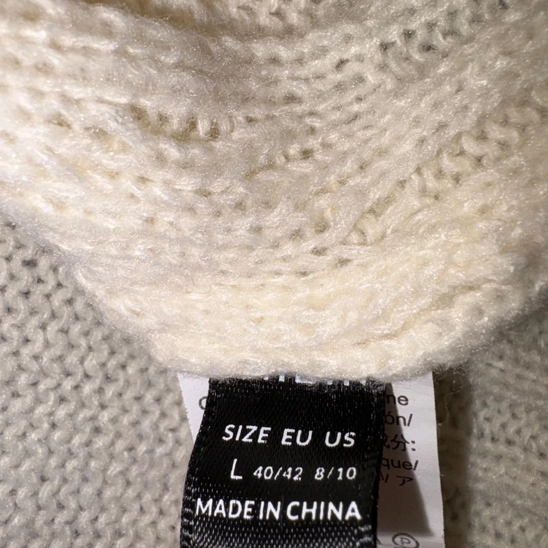 Vit stickad tröja med volangdetaljer - 2