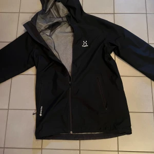 Haglöfs jacka - Haglöfs vindjacka storlek s passar perfa till hösten och våren nypris va 3000, gortex matrial, finns ett fel och de är den lilla tygremsan som de står haglöfs på har lostnat