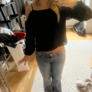 Svart blus - Skitsnygg svart offshoulder-blus! Pris kan diskuteras!!❣️❣️