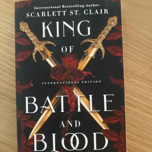 King of Battle and Blood - En internationell bestseller om Isolde, som tvingas gifta sig med en vampyrkung för att rädda sitt rike. Fylld av mörka intriger, passion och överlevnad i en brutal vampyrvärld. Perfekt för dig som gillar fantasy, romantik och starka karaktärer.