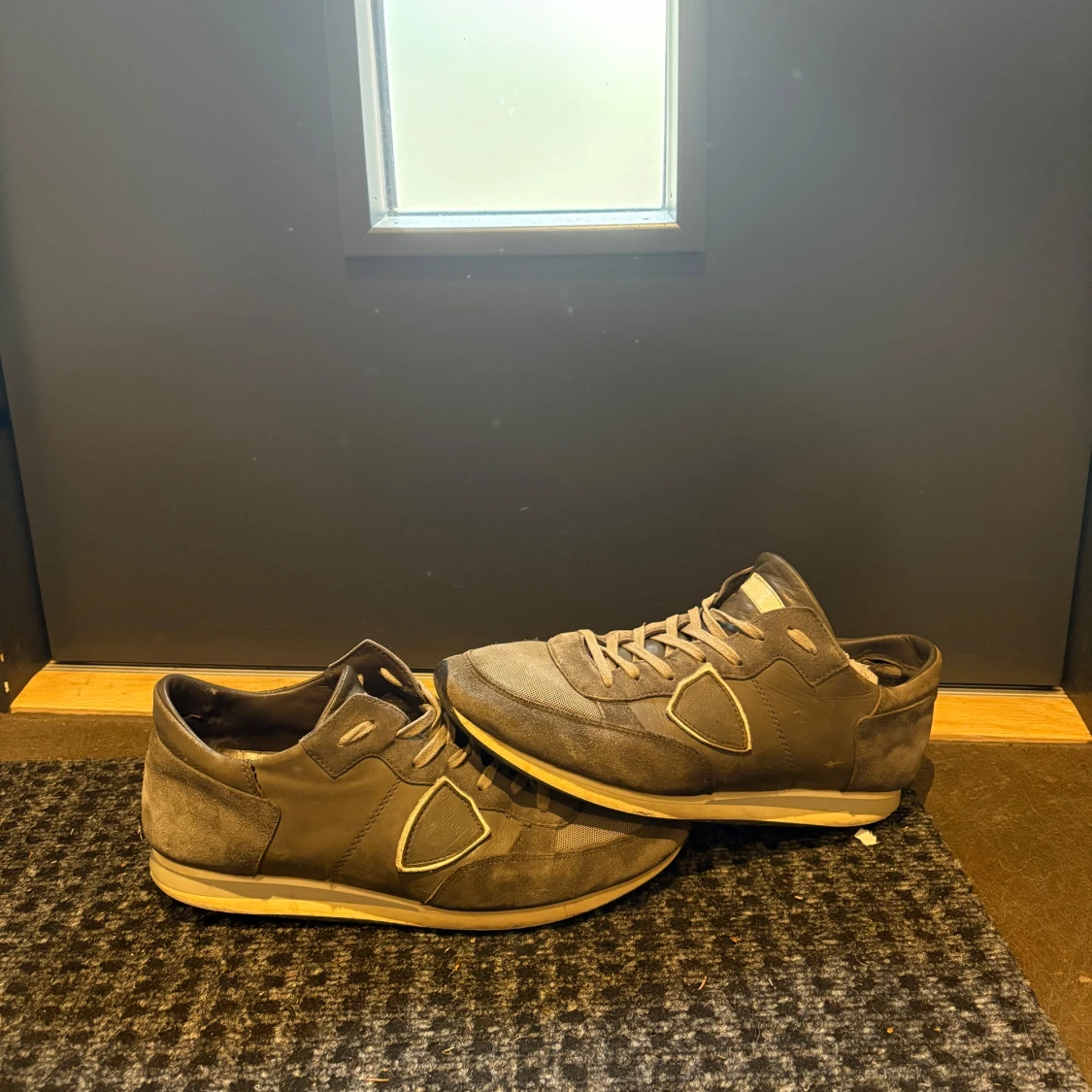 Grå mockasneakers med vita detaljer