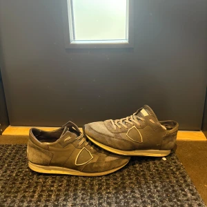 Grå mockasneakers med vita detaljer - Snygga stilrena philippemodel skor perfekta nu i sen sommar och framåt, Hör av er vid frågor och funderingar. Pris kan diskuteras vid snabb affär 🤝