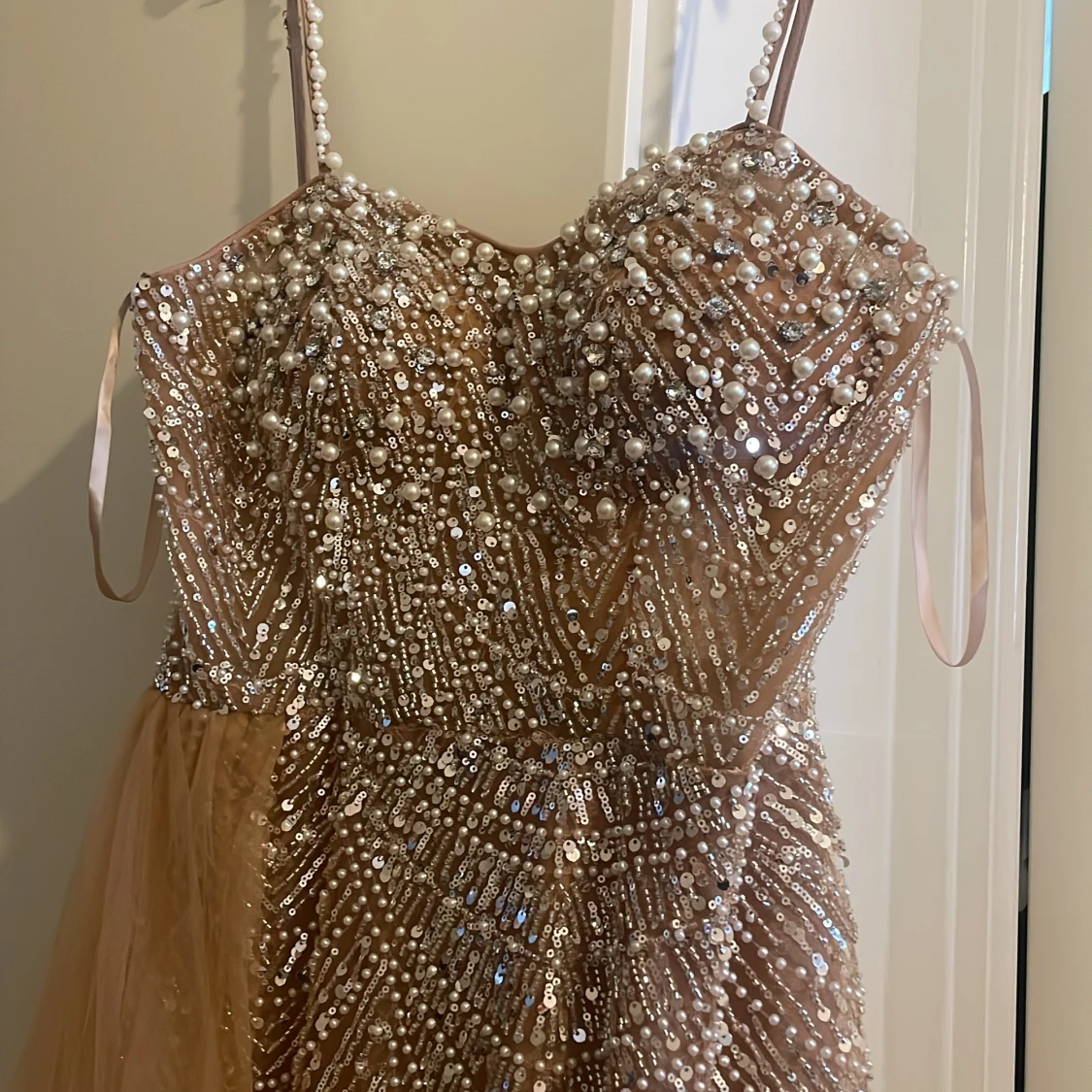 Champagnefärgad långklänning med paljetter - 4