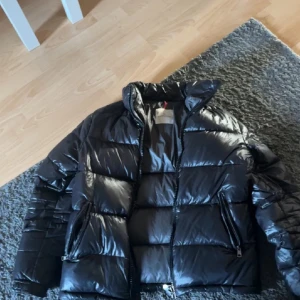Moncler maya  - Säljer en svart pufferjacka från Moncler i riktigt schysst skick, hör av dig vid fler frågor! Storlek 2