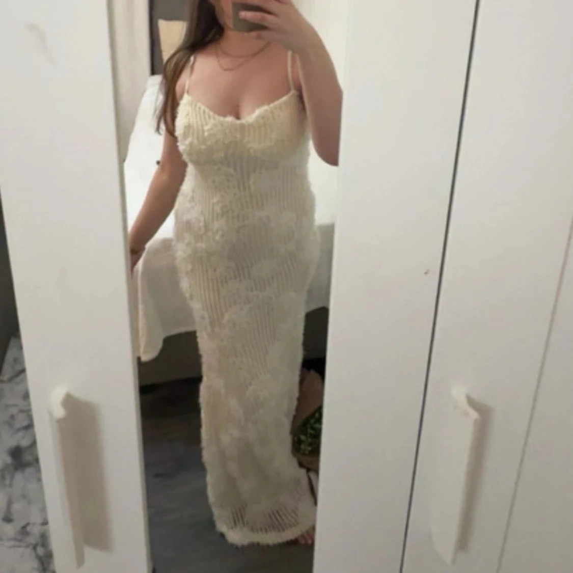 Lång vit spetsklänning med smala band
