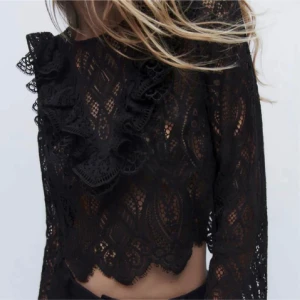 Svart spetsblus med volangdetaljer - Supersnygg svart blus i spets med långa ärmar och croppad passform, den är sparsamt använd, storlek s💗