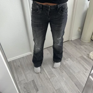 Svarta jeans från LTB - Snygga svarta jeans från LTB med slitna detaljer och raka och lite utsvängda ben. Såldes på Zalando innan men är helt slutsålda. Innerbebslängd 75