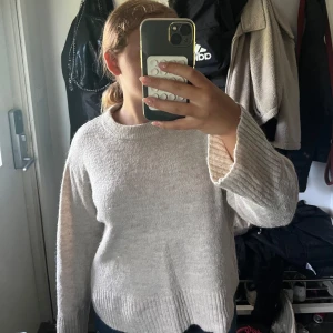 Beige stickad tröja från Gina Tricot - Beige stickad mysig tröja från Gina Tricot 