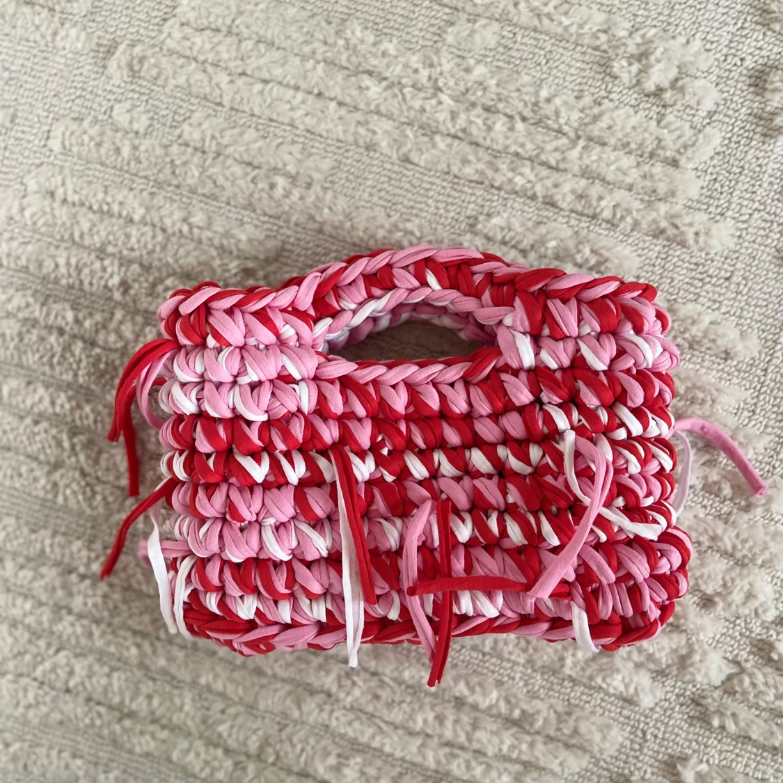 Rosa och röd virkad handväska