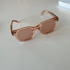 Rosa chimi solglasögon  - Super fina solglasögon från chimi i rosa. Väldigt fina till en solig sommardag!!☀️ Bra skick, men använd några gånger. Solglasögon plus chimi fodral medföljer.❤️
