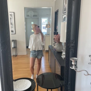 Lågmidjade jeansshorts  - Ett par snygga lågmidjade jeansshorts från Pull & Bear. Inte använt dem så mycket och inga speciella defekter, säljs för jag inte använder dem och tycker inte dem passar mig längre