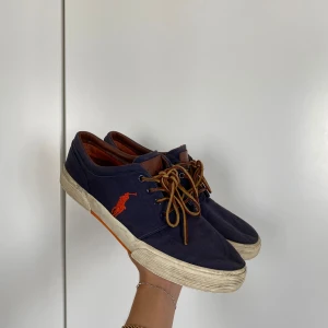 Skor Ralph Lauren  - Blå sneakers från Ralph Lauren, herr. Använt men OK skick!