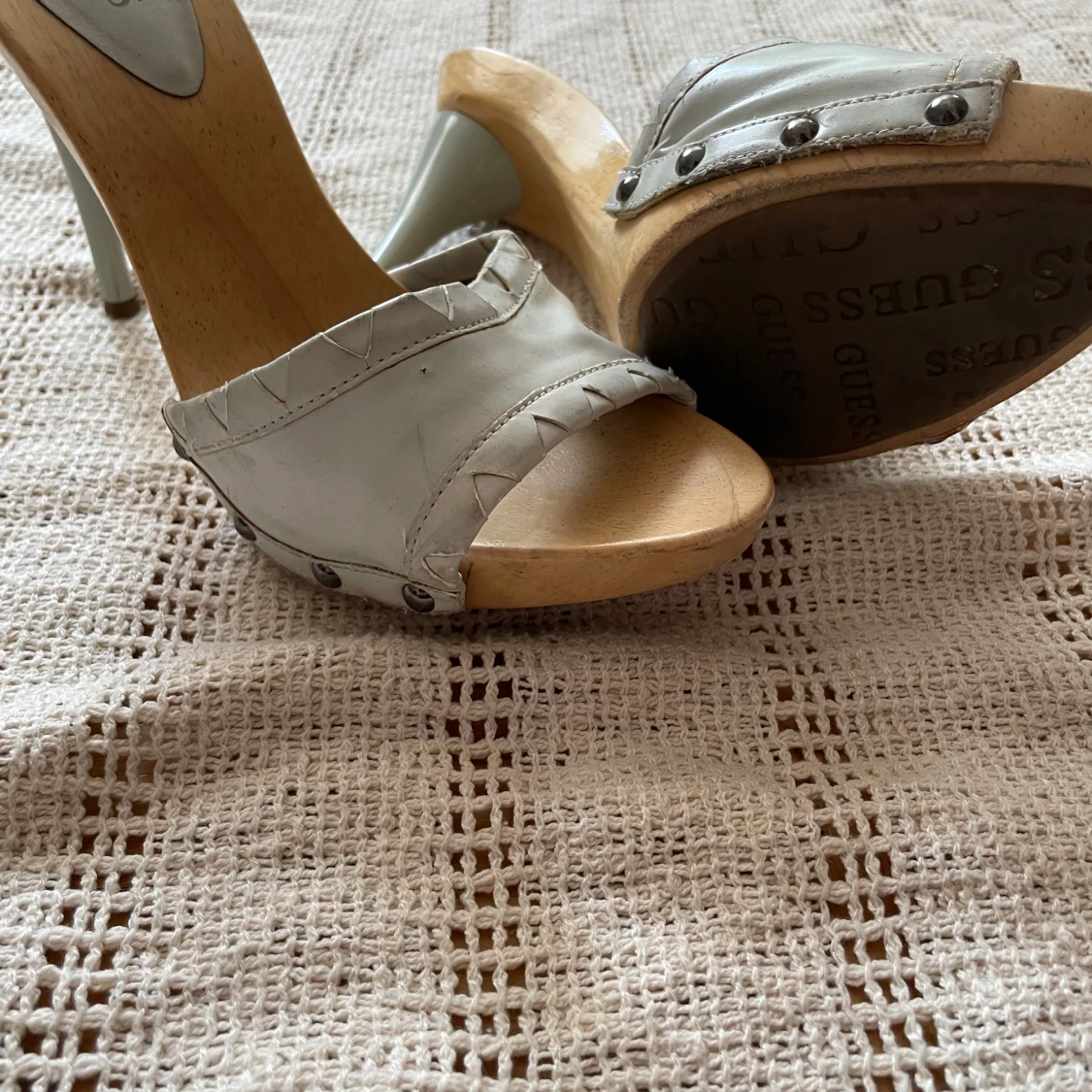 Guess ljusgrå klackade sandaler - 1