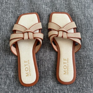 Beigea sandaler  - Stilrena sandaler från MOTF i beige textil med bruna detaljer. Aldrig använda!