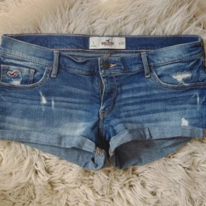 LOWRISE HOLLISTER jeanshorts lågmidjade - Midja rakt över: ca 41,5