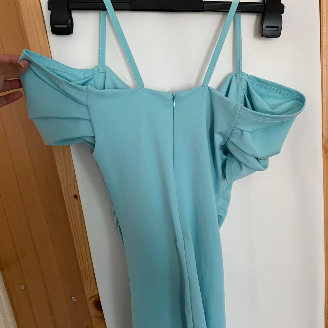 Ljusblå axelbandsklänning med drapering - 2