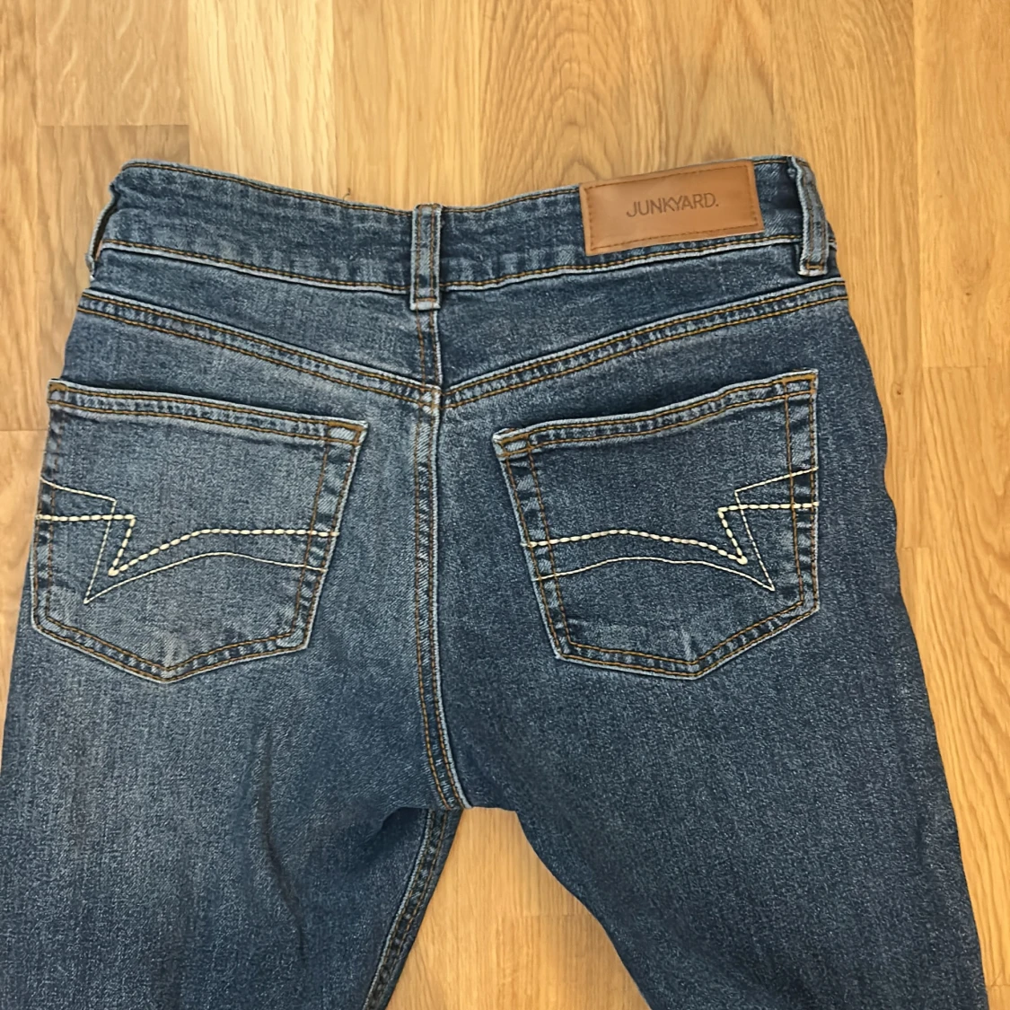 Blå bootcut jeans från Junkyard XS - 1