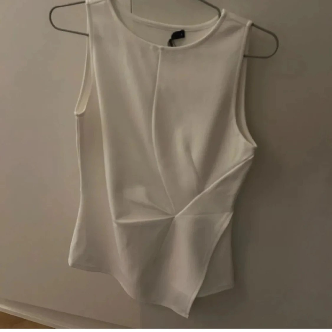 Vit ärmlös topp från Bikbok