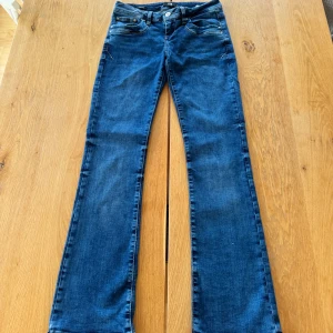 Blå bootcut jeans från LTB - Snygga blå jeans från LTB med klassisk bootcut passform. Jeansen har låg midja och är endast använda en gång, i nyskick.