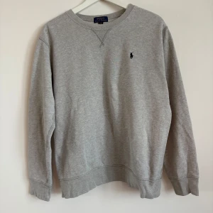 Grå sweatshirt från Polo Ralph Lauren - Grå sweatshirt från Polo Ralph Lauren. Passar small/medium. Pris kan diskuteras, hör av dig vid minsta fråga!
