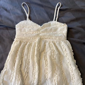 Vit topp från shein - Supersöt vit topp från SHEIN i storlek XS, aldrig använd❤️