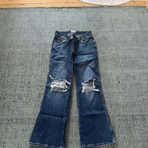 Lager 157  blå bootcut jeans med hål - Stolek M short 