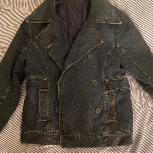 jeans jacka / kappa - så fin kappa i jeanstyg! fick ej med hela på bilden men kan givetvis fixa bilder där armar osv syns!🩵🩵